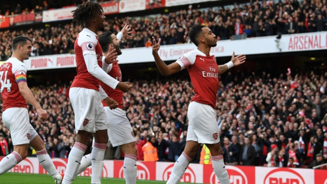 Pemain Arsenal merayakan gol.
