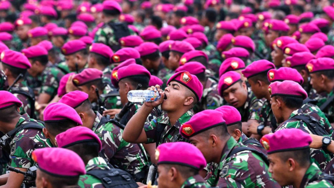 Prajurit Marinir TNI AL beristirahat usai mengikuti Apel Kesiapan TNI di Lapangan Monas, Jakarta Pusat