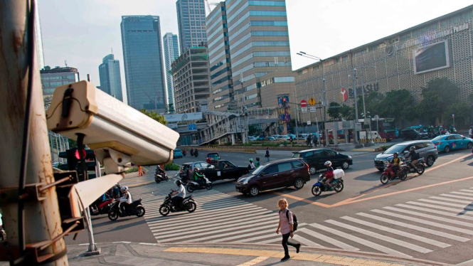 Kamera pengawas atau Closed Circuit Television (CCTV) terpasang di kawasan Jalan MH Thamrin, Jakarta