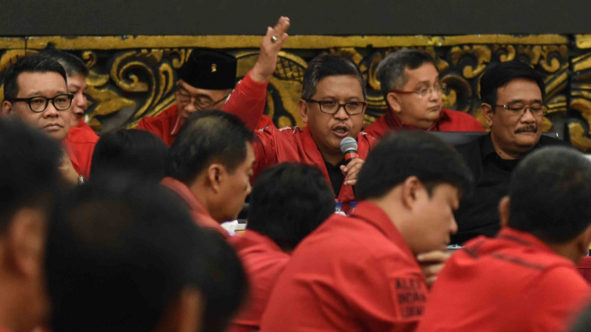 Sekretaris TKN dan Sekjen PDI Perjuangan (PDIP), Hasto Kristiyanto (tengah) 