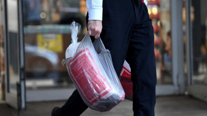 Sejak bulan Juli dua supermarket besar Australia Coles dan Woolworths tidak lagi menyediakan kantong plastik belanja.