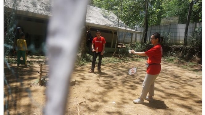 Karyawan Bank OCBC NISP dan Great Eastern Life Indonesia memberikan edukasi.