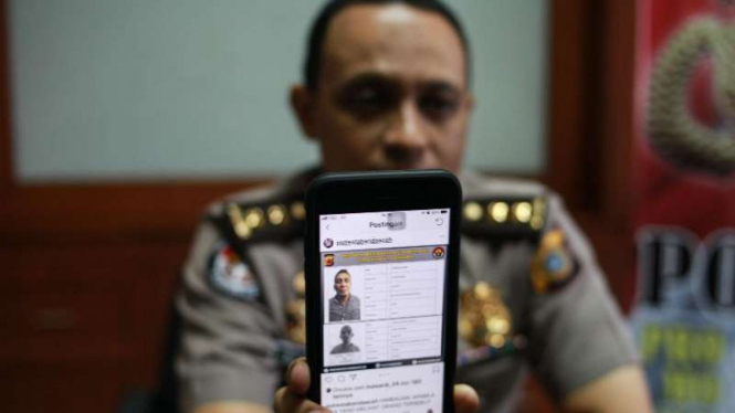 Kepala Bidang Hubungan Masyarakat Polda Aceh, Ajun Komisaris Besar Polisi Edy Apriyono menunjukkan foto wajah satu di antara 78 napi yang kabur dan kini ditetapkan buronan.