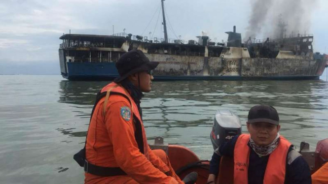 Tim Basarnas melakukan pencarian tiga korban hilang dari insiden terbakarnya KM Gerbang Samudra I di Karang Jamuang, Gresik, Jawa Timur.