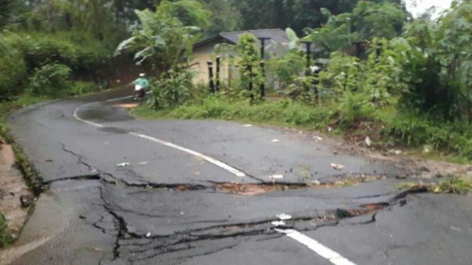 Jalan rusak parah akibat longsor dan pergerakan tanah di Garut.