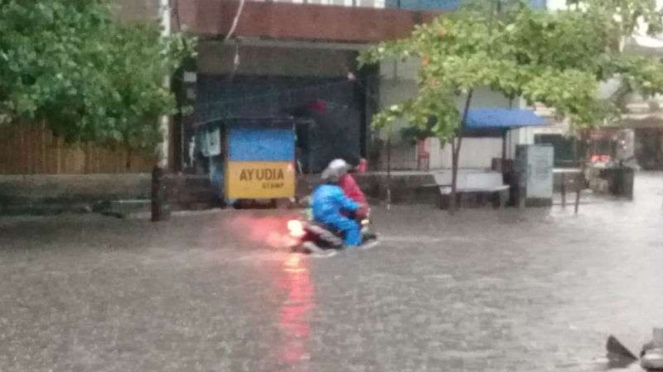Hujan Lebat, Jalanan hingga Stasiun Kota Semarang Kebanjiran
