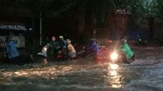 Genangan air akibat hujan lebat di Kota Semarang, Jawa Tengah, pada Senin, 3 Desember 2018.