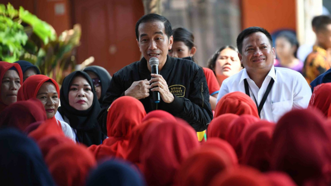 Presiden Joko Widodo (keempat kiri) berdialog dengan kelompok Permodalan Nasional Madani (PNM) Mekaar di Bogor, Jawa Barat