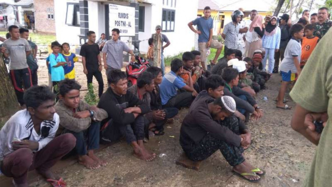 Sejumlah 20 warga etnis Rohingya diamanakan di pesisir Kabupaten Aceh Timur.