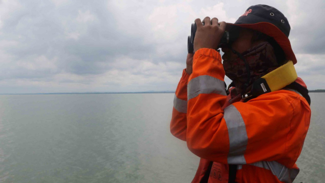 Petugas Basarnas Surabaya mencari korban KM Gerbang Samudra I yang terbakar di perairan laut sekitar Pulau Karang Jamuang, Jawa Timur