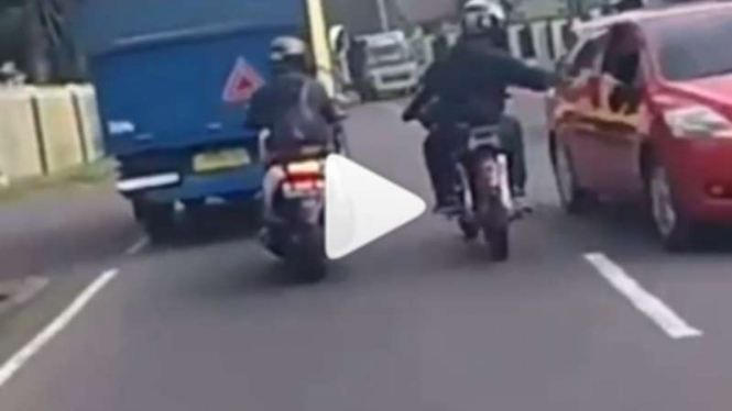 Aksi barbar biker RX King di jalanan viral.