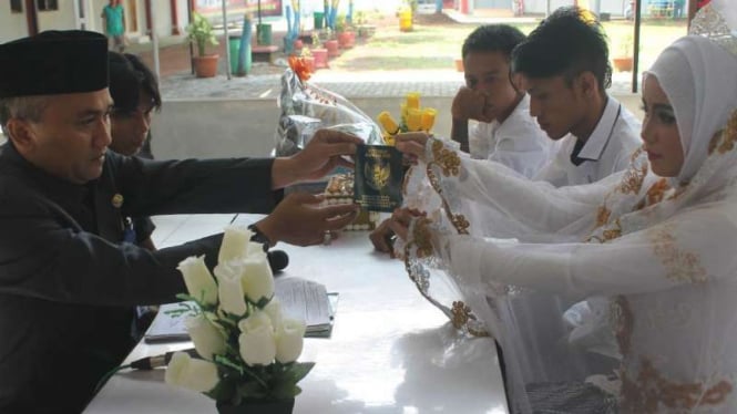 Seorang narapidana di Lapas Semarang menjalani akad nikah di dalam penjara Jumat, 30 November 2018.