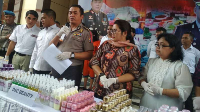 Polisi memperlihatkan beragama produk kecantikan oplosan dan ilegal hasil penindakan aparat Kepolisian Daerah Jawa Timur di Surabaya, Selasa, 4 November 2018.