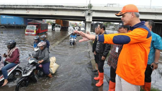 Gubernur Jawa Tengah Ganjar Pranowo di lokasi banjir Semarang