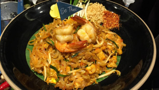 Begini Cara Makan Pad Thai yang Benar