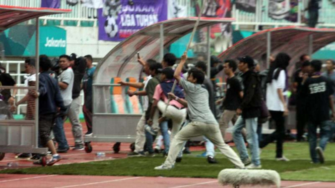 Suporter Persita Tangerang rusuh saat melawan Kalteng Putra.