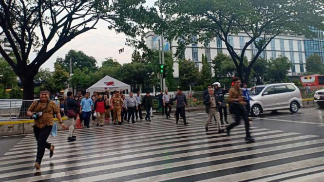 Gubernur DKI Jakarta Anies Baswedan meninjau pelican crossing di kawasan Jalan Sudirman, Jakarta Pusat, Selasa, 4 Desember 2018.