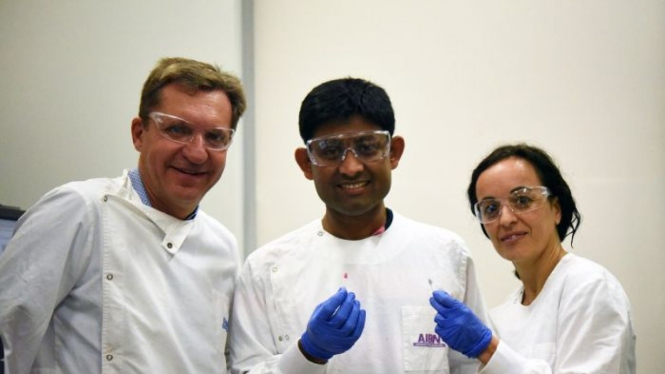 Professor Matt Trau (kiri) bersama peneliti Dr Abu Sina dan Dr Laura Carrascosa dari University of Queensland.