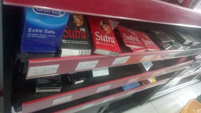 Kondom dijual bebas jelang malam pergantian tahun di Luwu Timur.