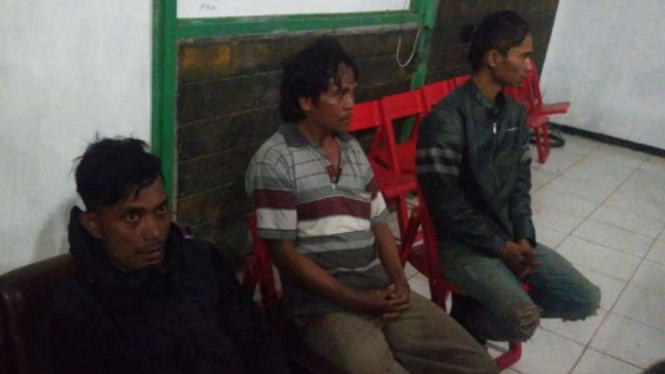 Tiga di antara sebelas pekerja proyek jalan trans-Papua yang selamat dari penyerangan kelompok bersenjata saat dievakuasi di pos TNI di Mbua, Kabupaten Nduga, Papua, pada Senin, 3 Desember 2018.