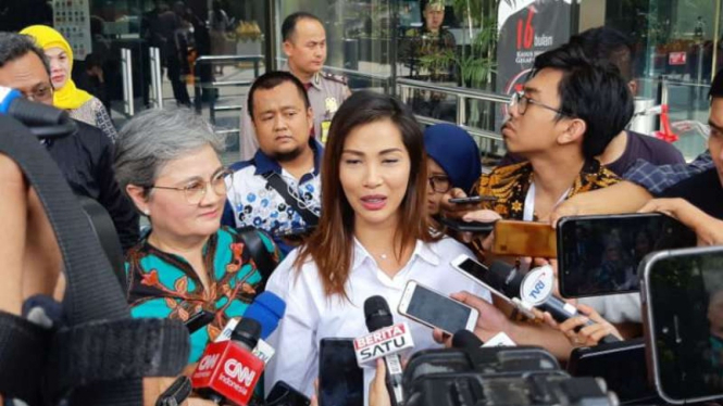 Nadia Mulya, putri mantan deputi gubernur Bank Indonesia, Budi Mulya, usai menyerahkan dokumen tentang skandal Bank Century dari ayahnya kepada KPK di Jakarta, Rabu, 5 Desember 2018.