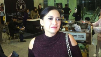 Dukung Mantan Suami, Ira Wibowo Hadiri Konser KLa Project