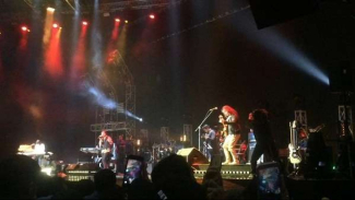 KLa Project Buka Konser dengan Bagi-bagi Bunga Mawar