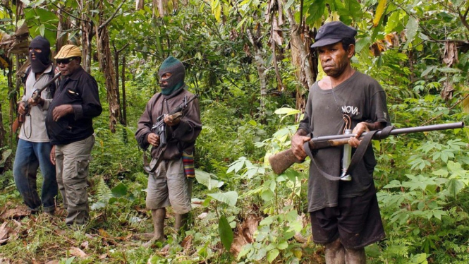 Anggota OPM muncul di hutan provinsi Papua pada 25 Juli 2009. Mereka menolak tuduhan berada di balik serangan dekat tambang emas Freeport.-AFP/Getty Images