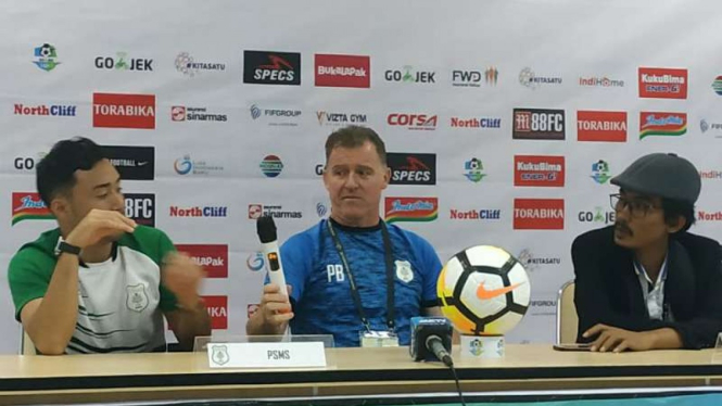 Pelatih PSMS Medan, Peter Butler (tengah)