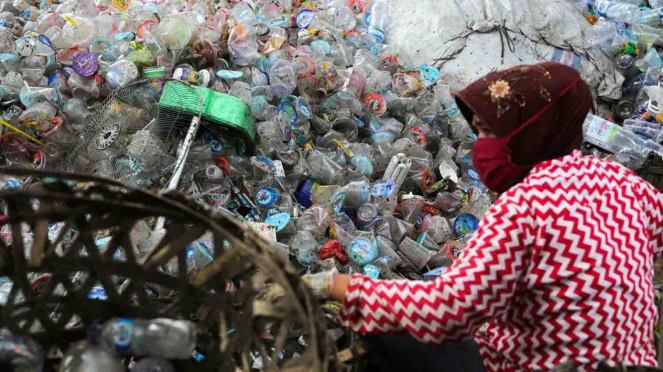 Sorot sampah plastik