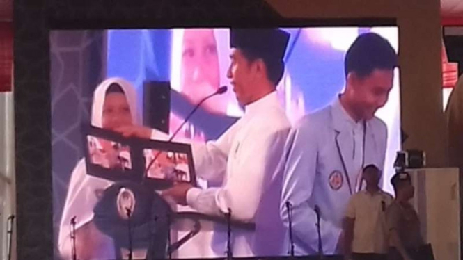 Presiden Joko Widodo memberi hadiah Album Foto Pada Pelajar