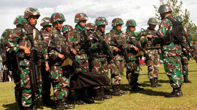 Prajurit TNI bersiap menaiki helikopter menuju Nduga di Wamena, Papua 
