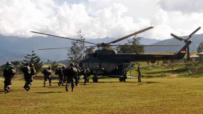 Prajurit TNI bersiap menaiki helikopter menuju Nduga di Wamena, Papua, Rabu, 5 Desember 2018.