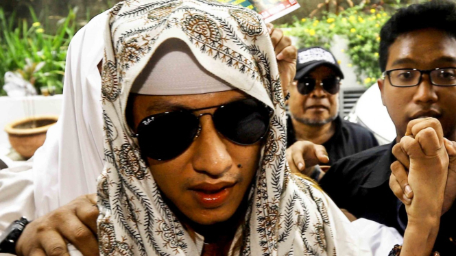 Habib Bahar bin Smith memasuki gedung saat akan menjalani pemeriksaan di Bareskrim Polri, Jakarta