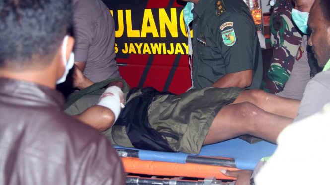 Aparat gabungan membawa anggota Brimob yang terluka karena tertembak Kelompok Kriminal Bersenjata (KKB) di Wamena, Papua