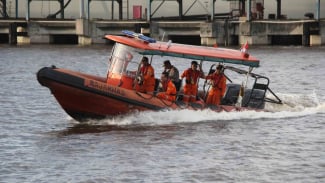 Kapal Tim Monitoring KPK Terbalik Diterjang Ombak Laut Bali