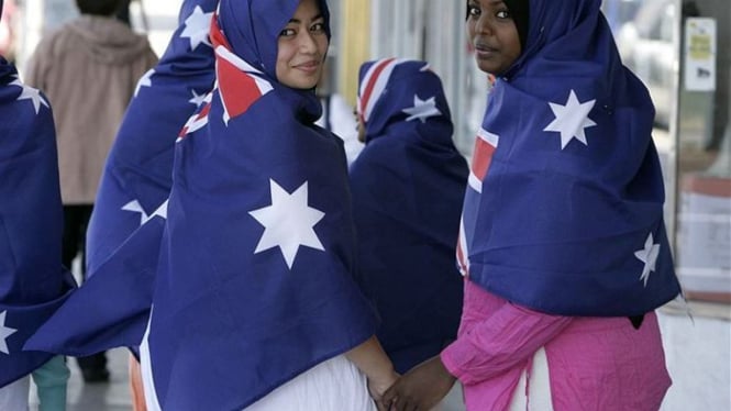 Mereka yang berusia lebih muda dan lebih berpendidikan hingga univeritas tak anggap pendatang sebagai masalah di Australia.