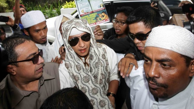 Habib Bahar bin Smith (tengah) memasuki gedung saat akan menjalani pemeriksaan di Bareskrim Polri, Jakarta