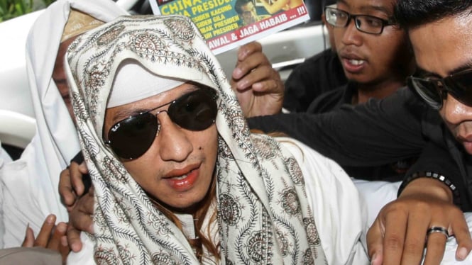 Habib Bahar bin Smith memasuki gedung saat akan menjalani pemeriksaan di Bareskrim Polri, Jakarta