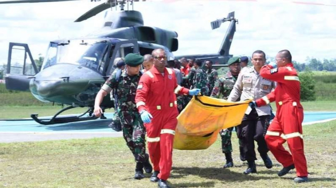 Prajurit TNI-Polri mengevakuasi jenazah korban kelompok bersenjata Papua