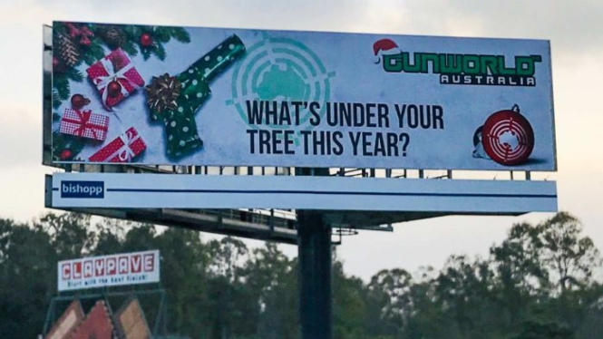Reklame yang mempromosikan pistol sebagai hadiah Natal ini muncul di Kota Brisbane.