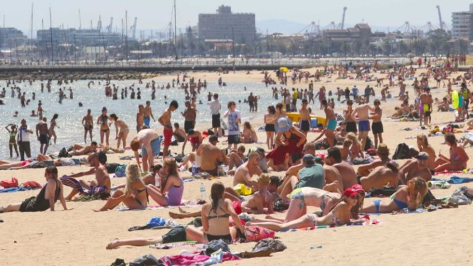 St Kilda Beach, pantai populer di Kota Melbourne, Australia.