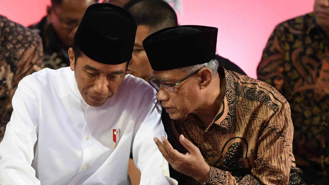 Presiden Joko Widodo (kiri) berbincang dengan Ketua Umum PP Muhammadiyah Haedar Nashir ketika menghadiri milad satu abad Madrasah Muallimin dan Muallimat Muhammadiyah Yogyakarta di Yogyakarta