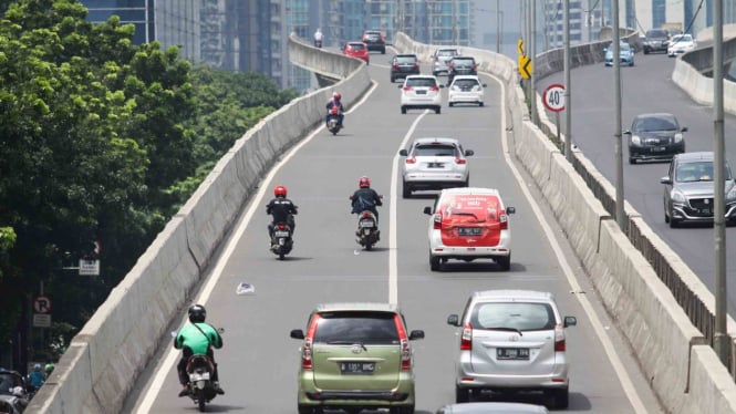 Sejumlah pengendara sepeda motor melintasi Jalan Layang Non Tol (JLNT) Kampung Melayu-Tanah Abang di kawasan Casablanca, Jakarta