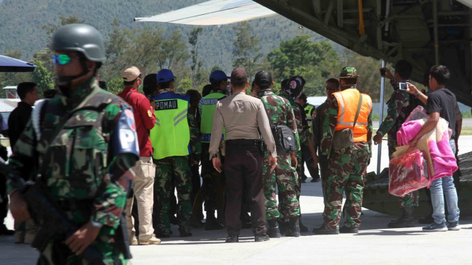 Aparat TNI dan Polri mengawal proses pemberangkatan keluarga korban penembakan KKB untuk diterbangkan ke Timika di Wamena, Papua, beberapa waktu silam.  (Foto ilustrasi)