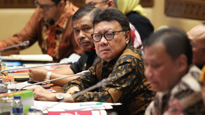 Menteri Dalam Negeri (Mendagri), Tjahjo Kumolo (tengah)