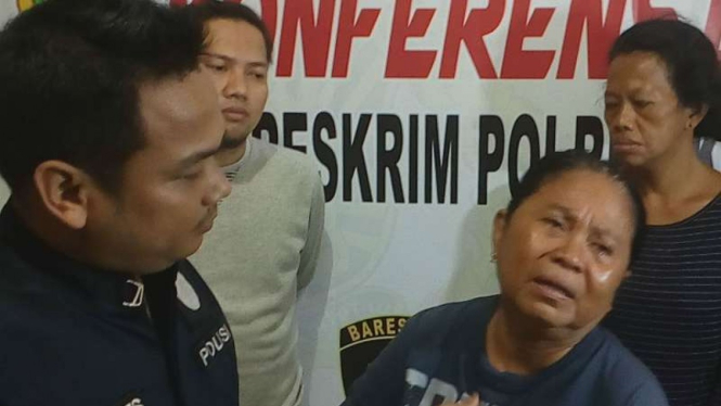 Dua wanita paruh baya ditangkap polisi setelah ketahuan mengutil puluhan potong pakaian di pusat perbelanjaan di Depok, Jawa Barat.