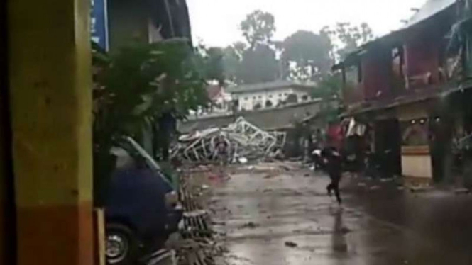 Angin puting beliung menerjang kawasan Batutulis, Bogor, Jawa Barat.