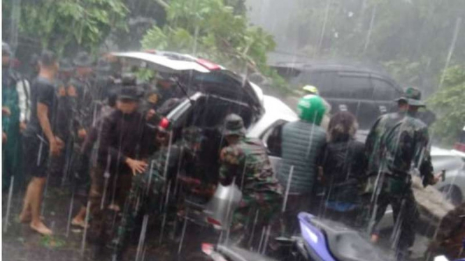 Evakuasi korban pohon tumbang di Bogor, Jawa Barat, oleh personel TNI.