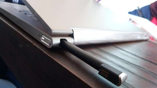 Laptop Lenovo Yoga C930 dengan digital pen